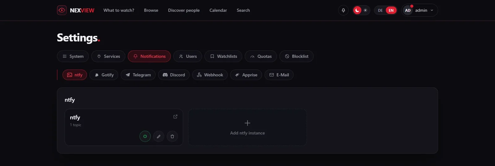 Einstellungen › Notifications mit den sieben Reitern ntfy, Gotify, Telegram, Discord, Webhook, Apprise und E-Mail. Im Reiter ntfy steht eine Kachel mit einem Topic und die Kachel „Add ntfy instance“.