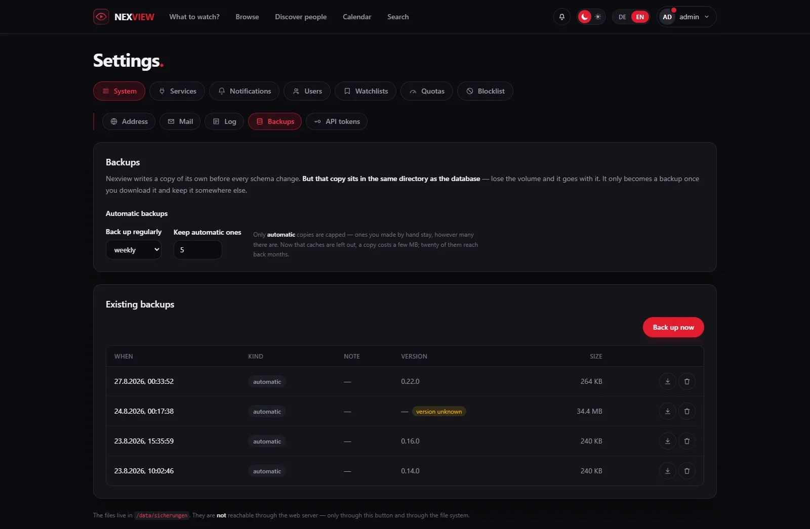 Settings › System › Backups: at the top the card “Automatic backups” with “weekly” and five copies kept, below it “Existing backups” with the button “Back up now” and a table of time, kind, note, version and size, with icons for downloading and deleting on each row.