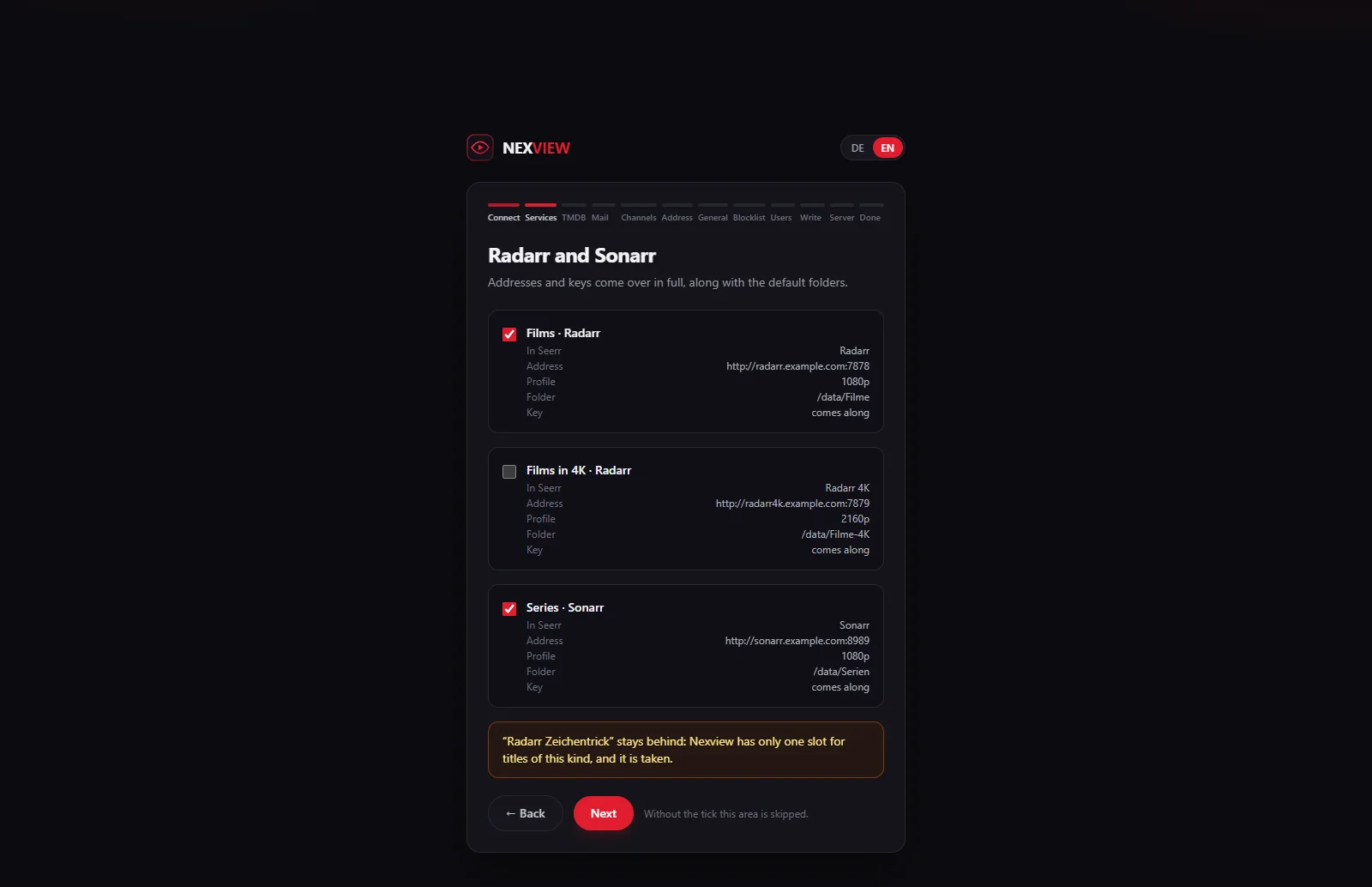 The step “Radarr and Sonarr”: three cards with a tick each, “Films · Radarr”, “Films in 4K · Radarr” and “Series · Sonarr”, with address, profile, folder and a note that the key comes along, and below a note that another Radarr stays behind.